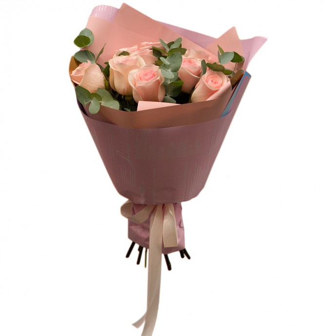 Букет из розовых роз с эвкалиптом